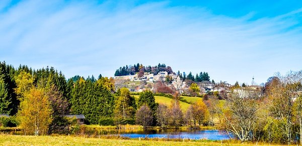 Quels sont les avantages de choisir un hébergement dans un village vacances en Ardèche pour vos vacances ?